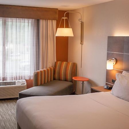 Holiday Inn Express & Suites Logan, An Ihg Hotel Eksteriør bilde