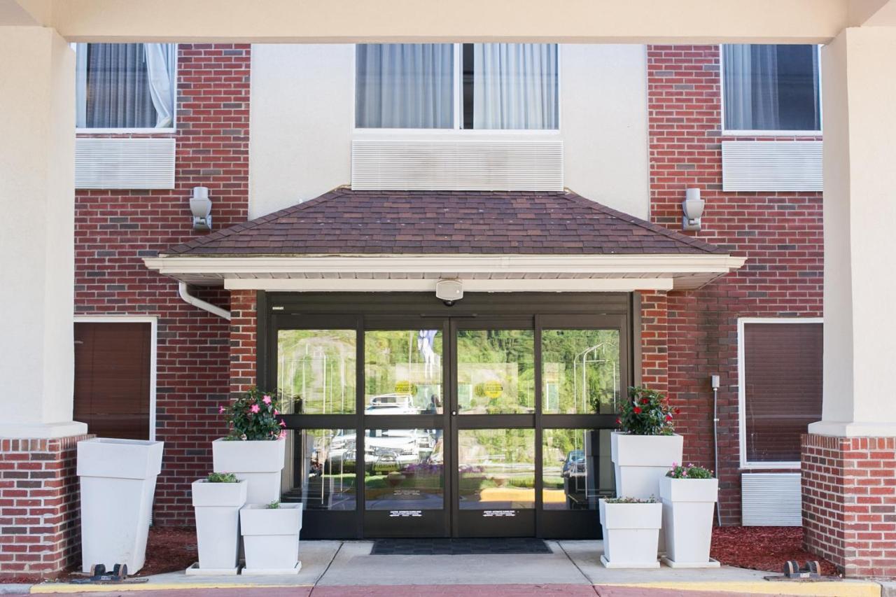 Holiday Inn Express & Suites Logan, An Ihg Hotel Eksteriør bilde