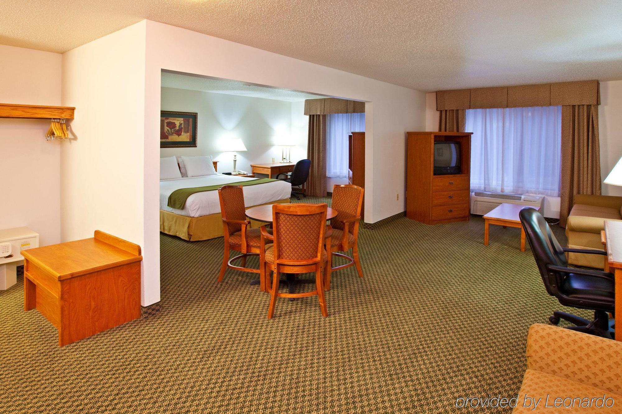 Holiday Inn Express & Suites Logan, An Ihg Hotel Rom bilde
