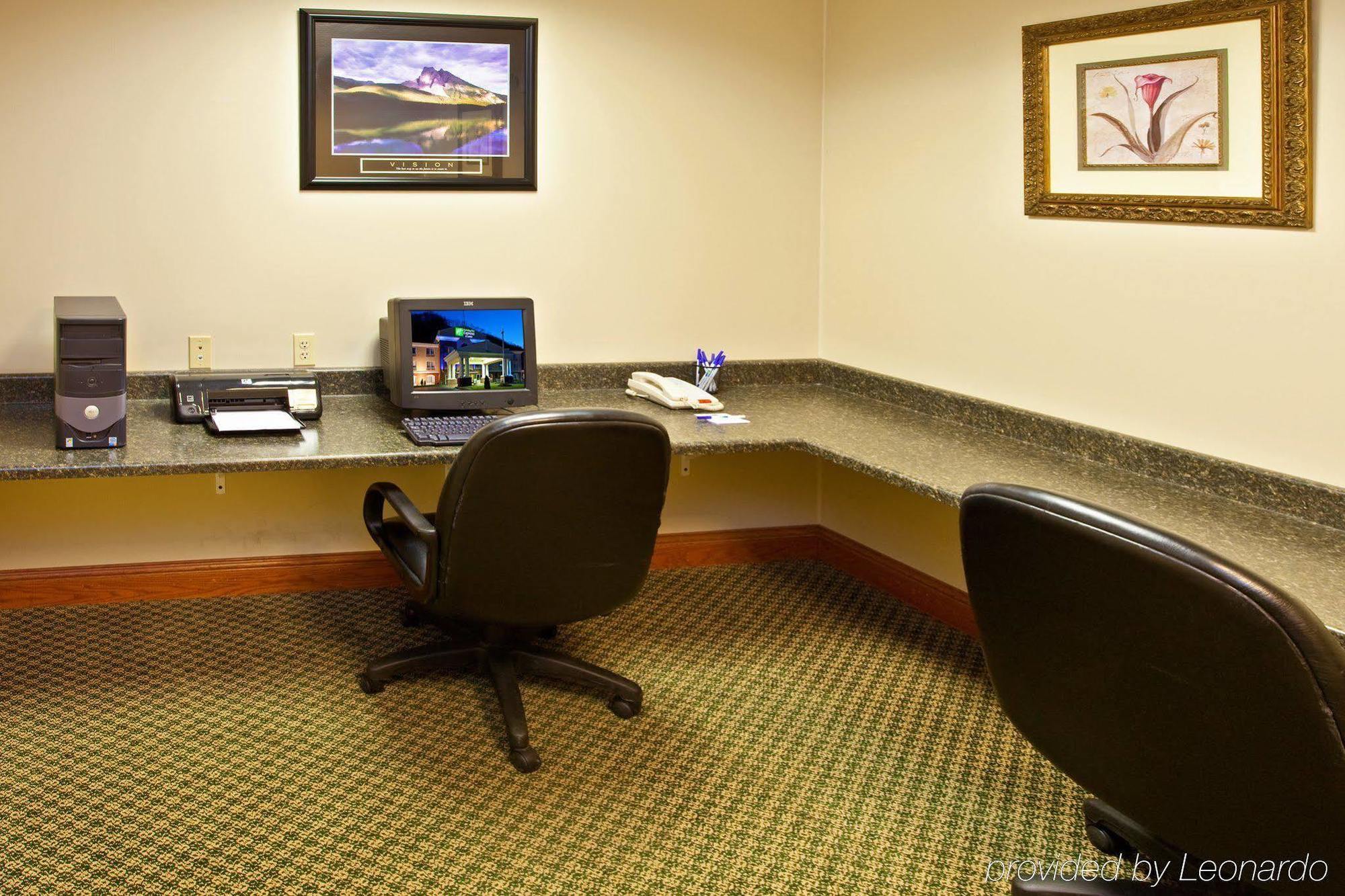 Holiday Inn Express & Suites Logan, An Ihg Hotel Eksteriør bilde