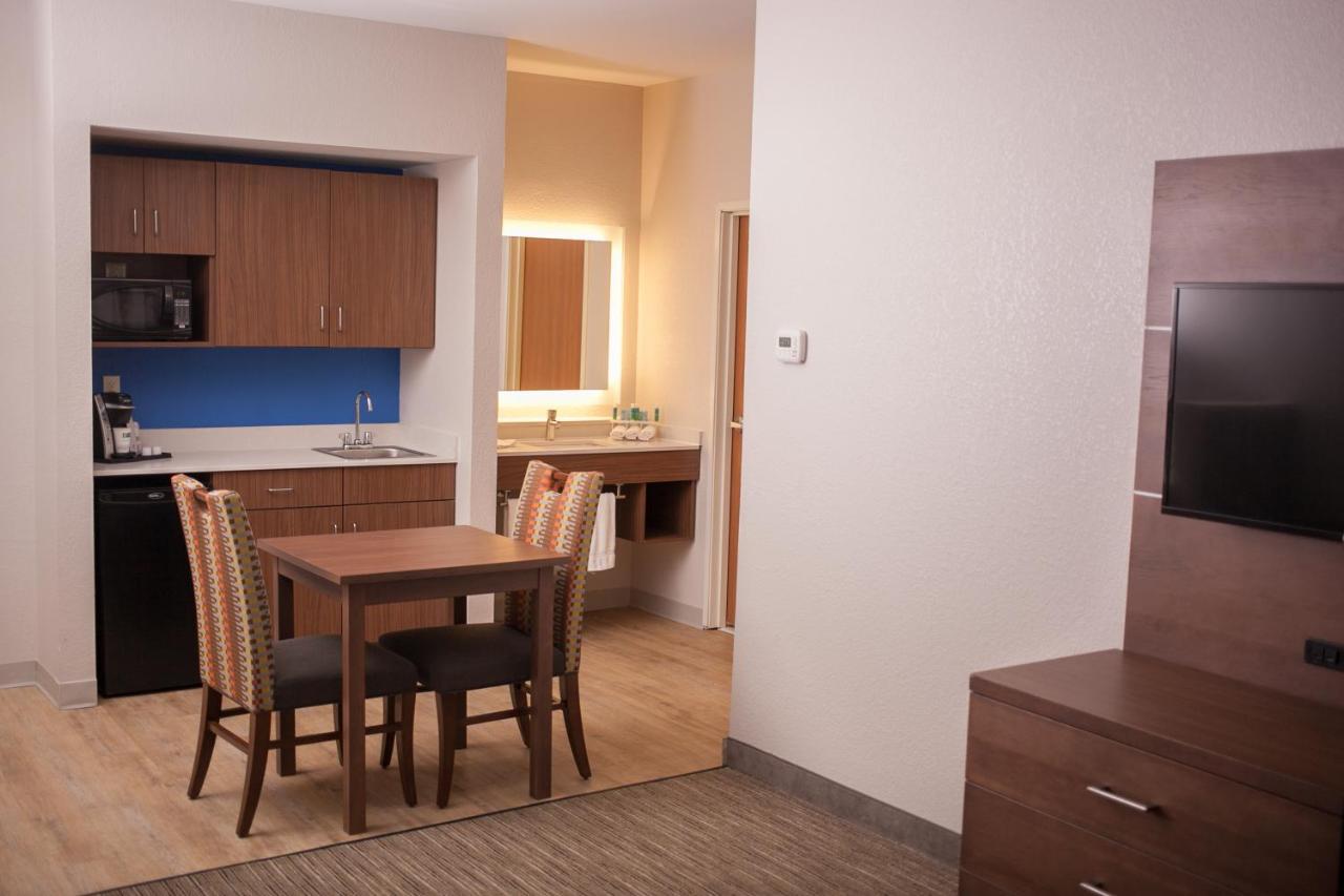 Holiday Inn Express & Suites Logan, An Ihg Hotel Eksteriør bilde