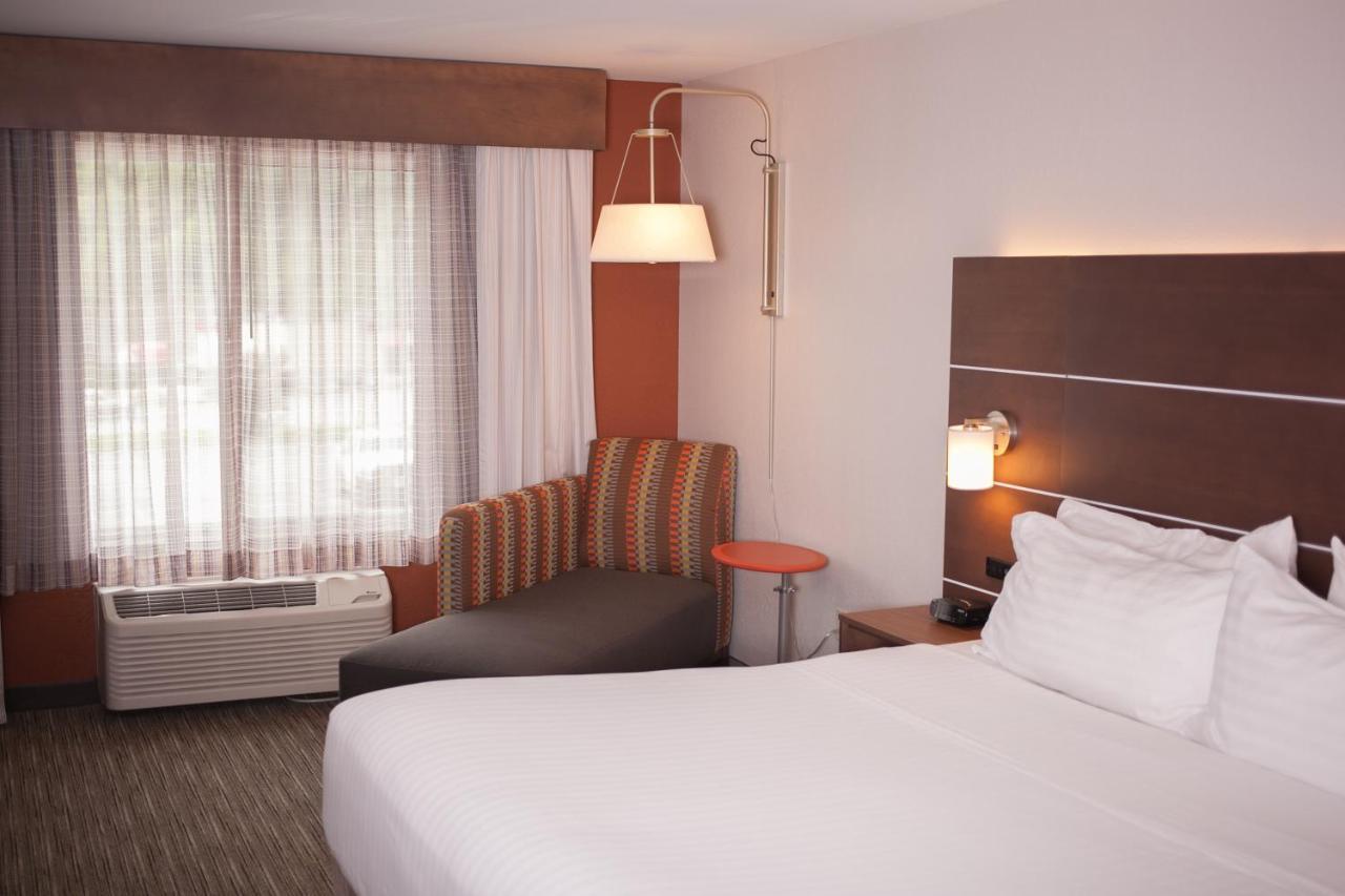 Holiday Inn Express & Suites Logan, An Ihg Hotel Eksteriør bilde