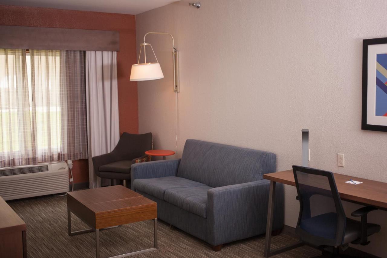 Holiday Inn Express & Suites Logan, An Ihg Hotel Eksteriør bilde