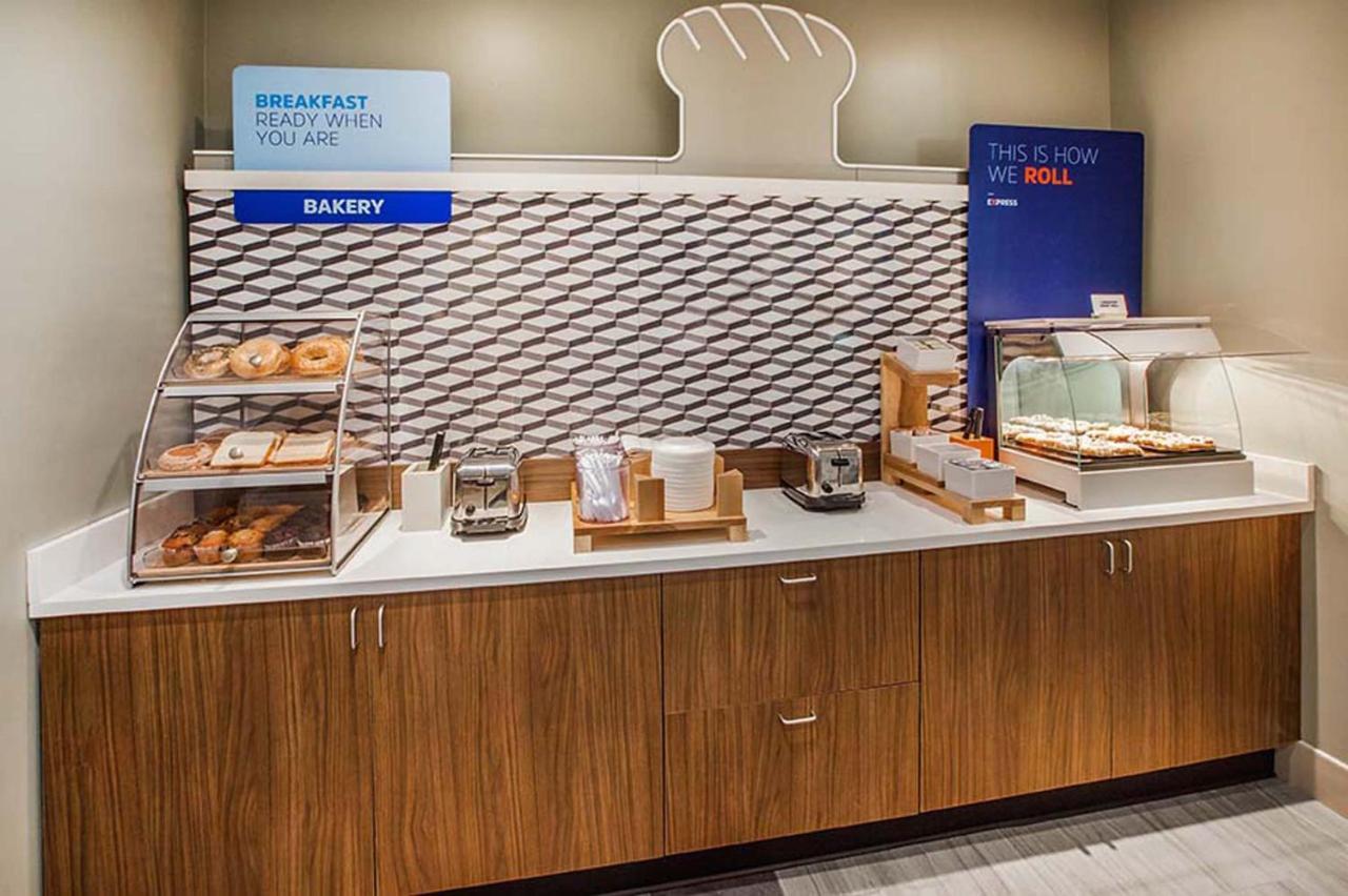 Holiday Inn Express & Suites Logan, An Ihg Hotel Eksteriør bilde